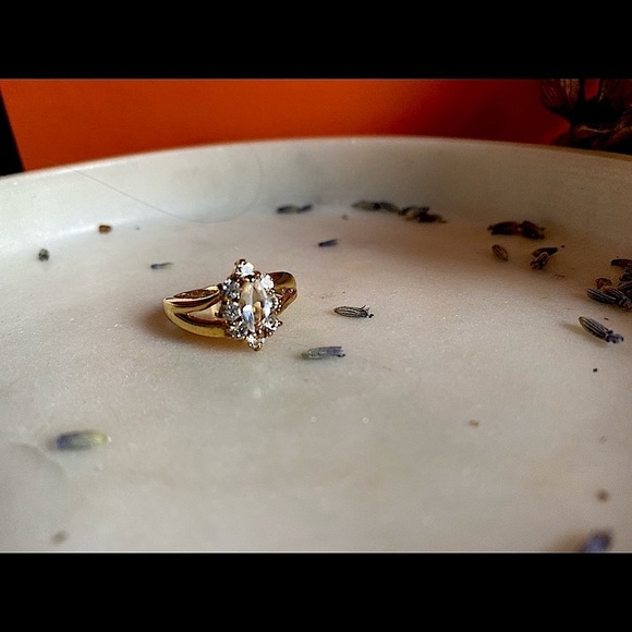 𝅺beautiful gold tone sparkly ring size 6.5 - Picture 10 of 13